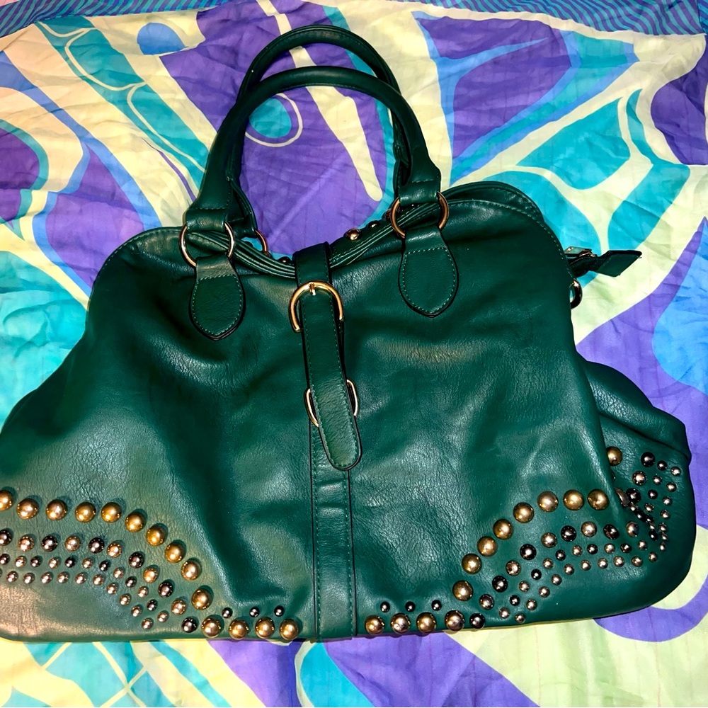 No brand on bag, gorgeous green color and gold. Shoulder bag.